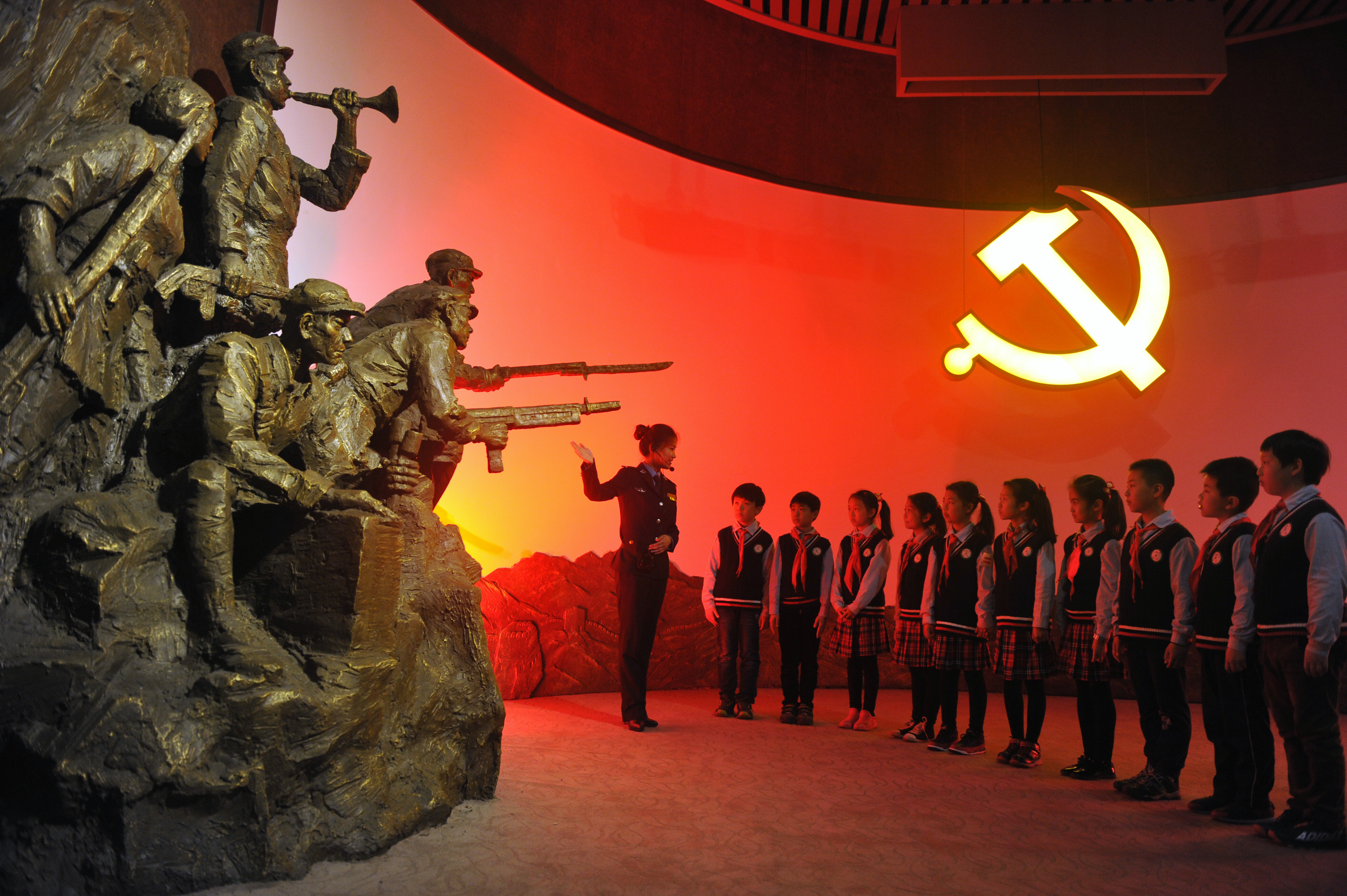 "全国爱国主义教育示范基地"在南京雨花台揭牌